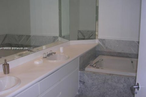 Condominio en alquiler en Sunny Isles Beach, Florida, 1 dormitorio, 117.06 m2 № 2010426 - foto 16