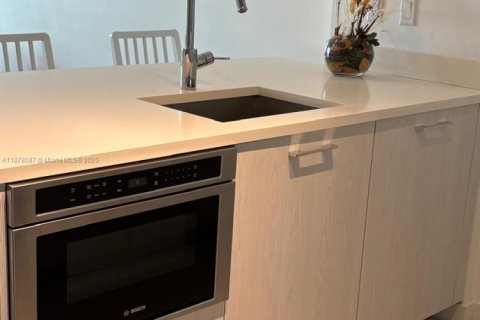 Condo in Miami, Florida, 1 bedroom  № 1923082 - photo 5