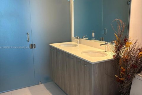 Condo in Miami, Florida, 1 bedroom  № 1923082 - photo 1