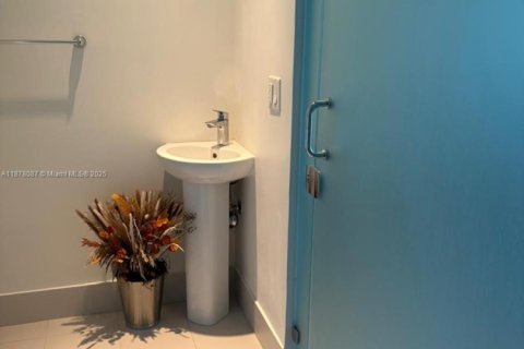 Condo in Miami, Florida, 1 bedroom  № 1923082 - photo 10