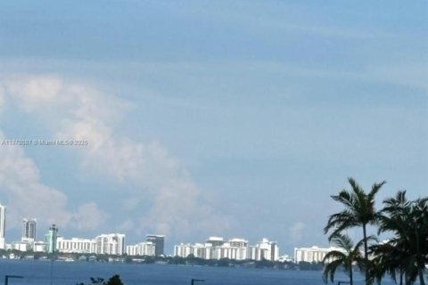Condo in Miami, Florida, 1 bedroom  № 1923082 - photo 9