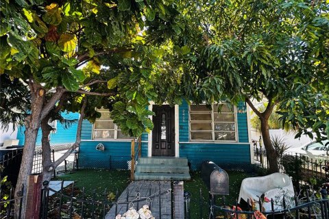 House in Tampa, Florida 3 bedrooms, 116.5 sq.m. № 2360376