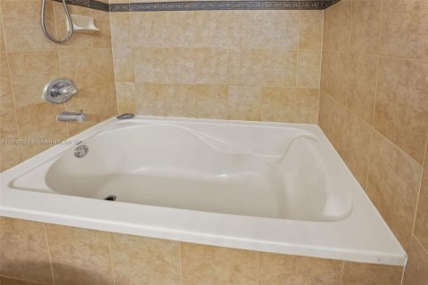 Купить таунхаус в Майами, Флорида 4 спальни, 166.57м2, № 1956911 - фото 25