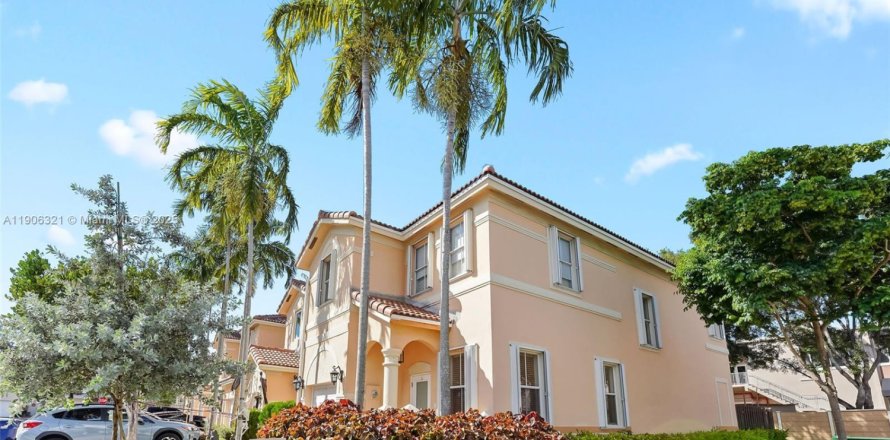 Таунхаус в Майами, Флорида 4 спальни, 166.57м2 № 1956911