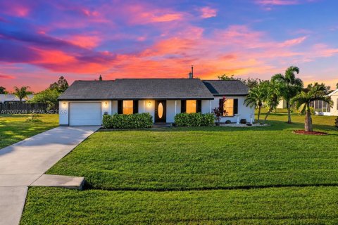 House in Port St. Lucie, Florida 3 bedrooms, 109.25 sq.m. № 2389738