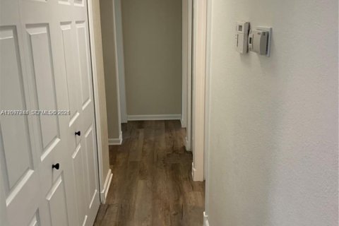 House in Port St. Lucie, Florida 3 bedrooms, 109.25 sq.m. № 2389738 - photo 12