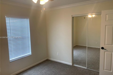 House in Port St. Lucie, Florida 3 bedrooms, 109.25 sq.m. № 2389738 - photo 13