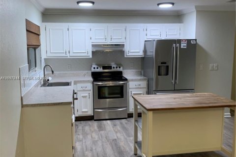 House in Port St. Lucie, Florida 3 bedrooms, 109.25 sq.m. № 2389738 - photo 8