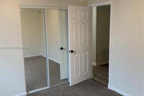 House in Port St. Lucie, Florida 3 bedrooms, 109.25 sq.m. № 2389738 - photo 14