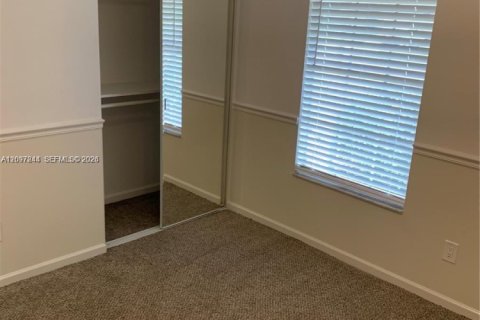 House in Port St. Lucie, Florida 3 bedrooms, 109.25 sq.m. № 2389738 - photo 15