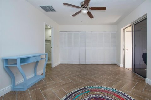 Condo in Sun City Center, Florida, 1 bedroom № 2101272 - photo 12