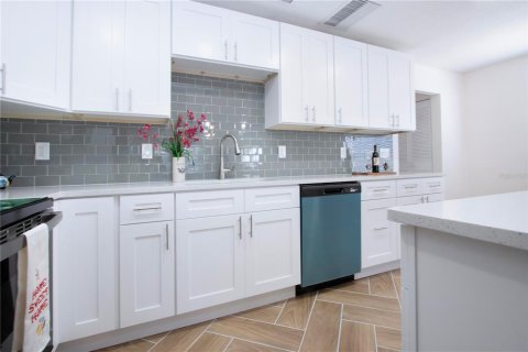 Condo in Sun City Center, Florida, 1 bedroom № 2101272 - photo 6