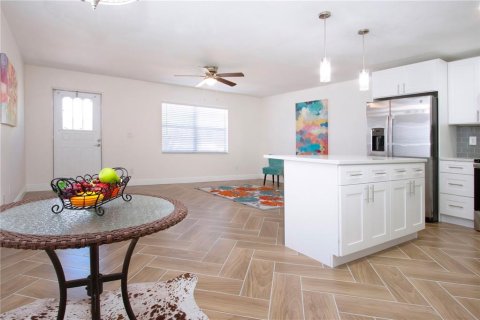 Condo in Sun City Center, Florida, 1 bedroom № 2101272 - photo 8