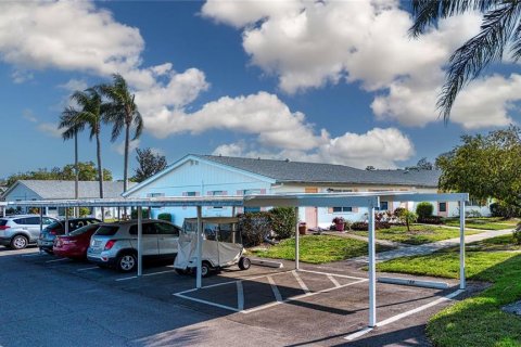 Condo in Sun City Center, Florida, 1 bedroom № 2101272 - photo 2
