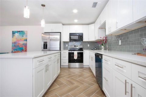 Condo in Sun City Center, Florida, 1 bedroom № 2101272 - photo 26