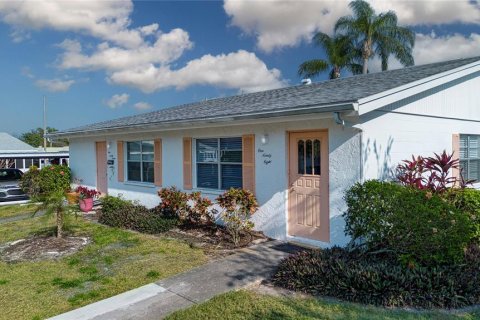 Condo in Sun City Center, Florida, 1 bedroom № 2101272 - photo 18