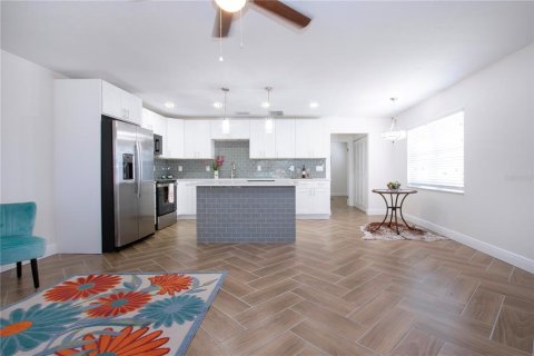 Condo in Sun City Center, Florida, 1 bedroom № 2101272 - photo 4