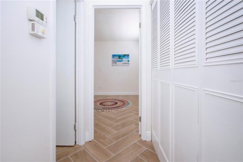 Condo in Sun City Center, Florida, 1 bedroom № 2101272 - photo 9