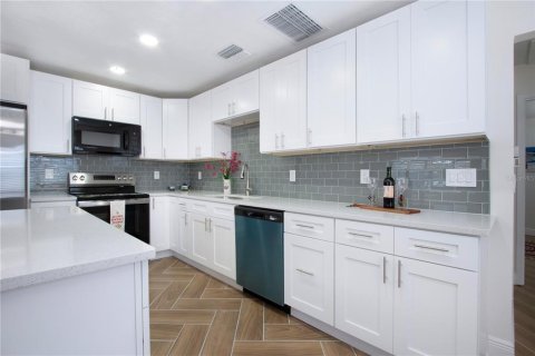 Condo in Sun City Center, Florida, 1 bedroom № 2101272 - photo 7