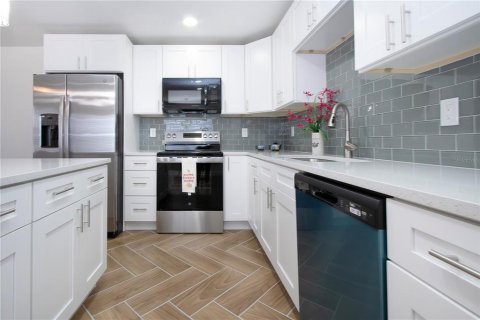 Condo in Sun City Center, Florida, 1 bedroom № 2101272 - photo 5