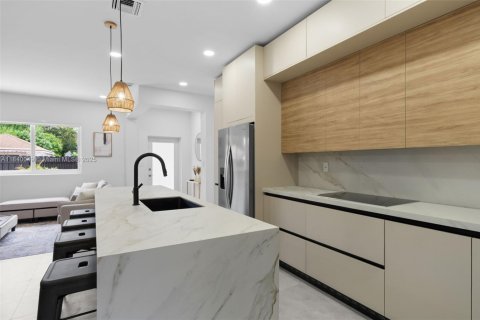 Villa ou maison à louer à Miami, Floride: 5 chambres, 250.84 m2 № 1828796 - photo 7
