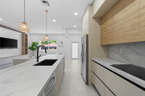 Villa ou maison à louer à Miami, Floride: 5 chambres, 250.84 m2 № 1828796 - photo 6