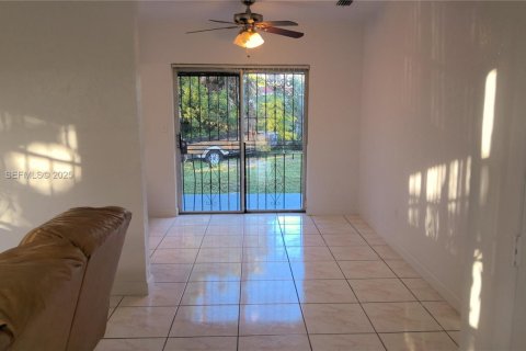 House in Miami Gardens, Florida 3 bedrooms, 103.86 sq.m. № 2035258 - photo 4
