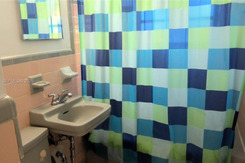 House in Miami Gardens, Florida 3 bedrooms, 103.86 sq.m. № 2035258 - photo 16