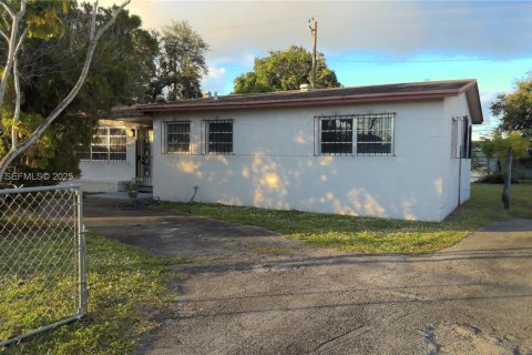 House in Miami Gardens, Florida 3 bedrooms, 103.86 sq.m. № 2035258 - photo 21