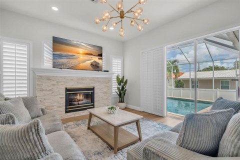 House in Belleair Beach, Florida 3 bedrooms, 194.35 sq.m. № 1876055 - photo 9