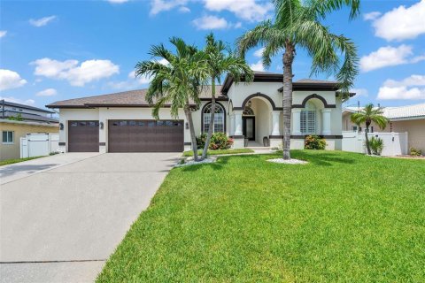 House in Belleair Beach, Florida 3 bedrooms, 194.35 sq.m. № 1876055 - photo 1