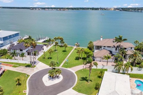 House in Belleair Beach, Florida 3 bedrooms, 194.35 sq.m. № 1876055 - photo 3