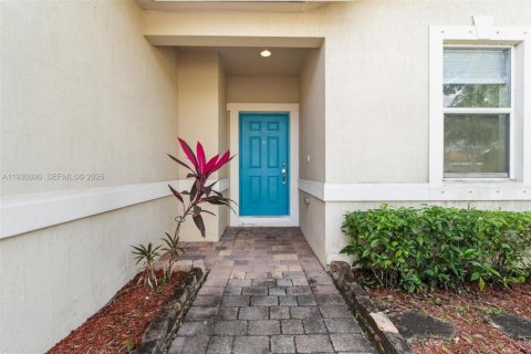 Снять в аренду виллу или дом в Хомстед, Флорида 3 спальни, 150.59м2, № 1991946 - фото 2