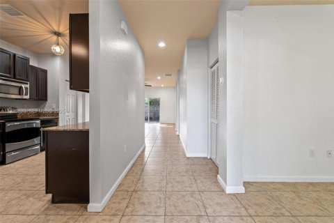 Снять в аренду виллу или дом в Хомстед, Флорида 3 спальни, 150.59м2, № 1991946 - фото 3
