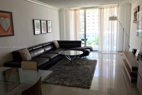 Condominio en alquiler en Sunny Isles Beach, Florida, 2 dormitorios, 142.79 m2 № 1993288 - foto 2
