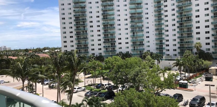 Condominio en Sunny Isles Beach, Florida, 2 dormitorios № 1993288