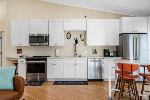House in Saint Petersburg, Florida 3 bedrooms, 105.91 sq.m. № 1593435 - photo 8