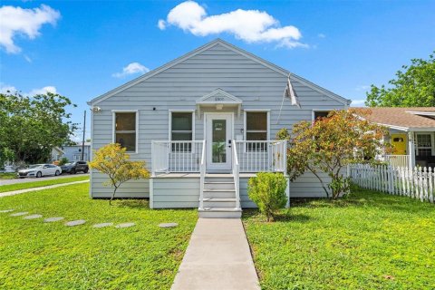House in Saint Petersburg, Florida 3 bedrooms, 105.91 sq.m. № 1593435 - photo 1