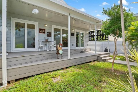 House in Saint Petersburg, Florida 3 bedrooms, 105.91 sq.m. № 1593435 - photo 26