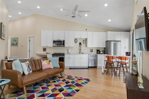 House in Saint Petersburg, Florida 3 bedrooms, 105.91 sq.m. № 1593435 - photo 5