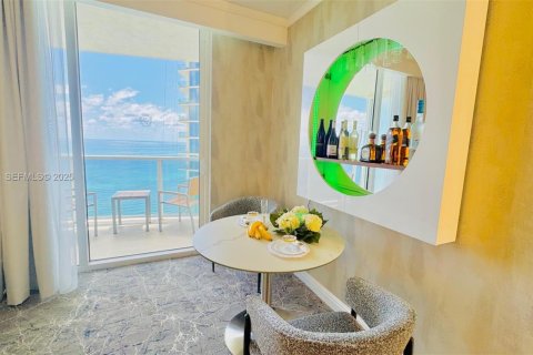 Hotel en venta en Sunny Isles Beach, Florida, 51.19 m2 № 1984027 - foto 5
