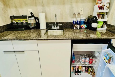 Hotel en venta en Sunny Isles Beach, Florida, 51.19 m2 № 1984027 - foto 20