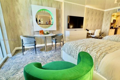 Hotel en venta en Sunny Isles Beach, Florida, 51.19 m2 № 1984027 - foto 3