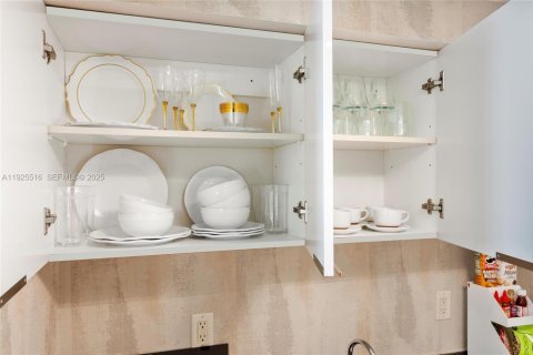 Hotel en venta en Sunny Isles Beach, Florida, 51.19 m2 № 1984027 - foto 21