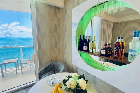 Hotel en venta en Sunny Isles Beach, Florida, 51.19 m2 № 1984027 - foto 1