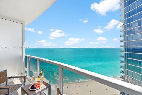 Hotel en venta en Sunny Isles Beach, Florida, 51.19 m2 № 1984027 - foto 25