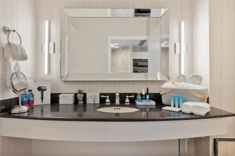 Hotel en venta en Sunny Isles Beach, Florida, 51.19 m2 № 1984027 - foto 14