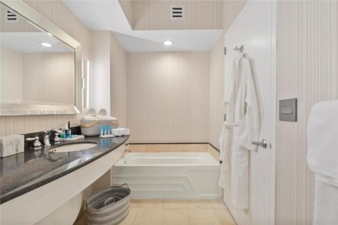 Hotel en venta en Sunny Isles Beach, Florida, 51.19 m2 № 1984027 - foto 16