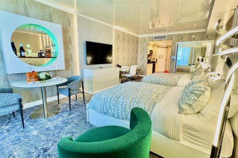Hotel en venta en Sunny Isles Beach, Florida, 51.19 m2 № 1984027 - foto 4
