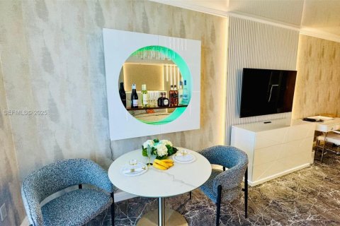 Hotel en venta en Sunny Isles Beach, Florida, 51.19 m2 № 1984027 - foto 6